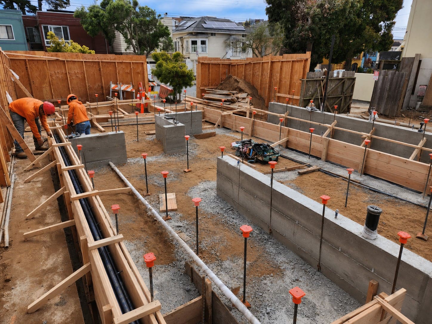 Foundation construction with rebar and concrete footings in Richmond, CA — Cimientos Richmond California