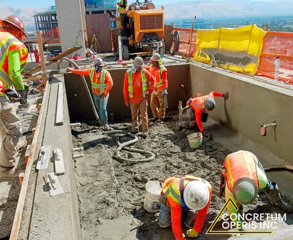 Rooftop concrete pour with crew placing and finishing a slab in Richmond, CA — Fundición Richmond California